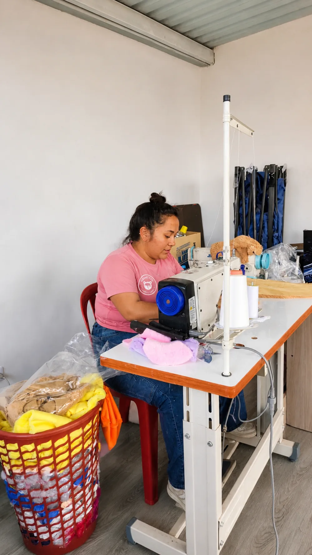 Costurera trabajando en el taller MIMITTOS
